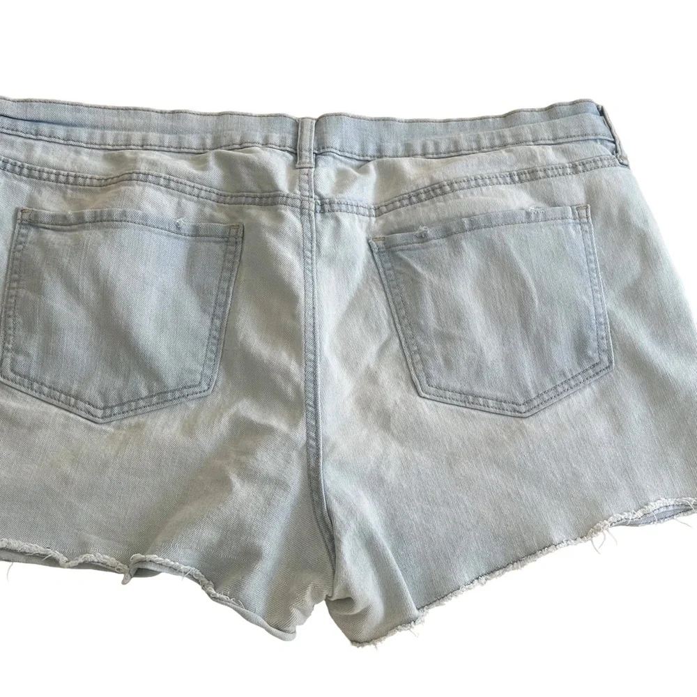 Women’s Old Navy Light Wash  Blue Jean Shorts. Size 16 - Picture 2 of 5